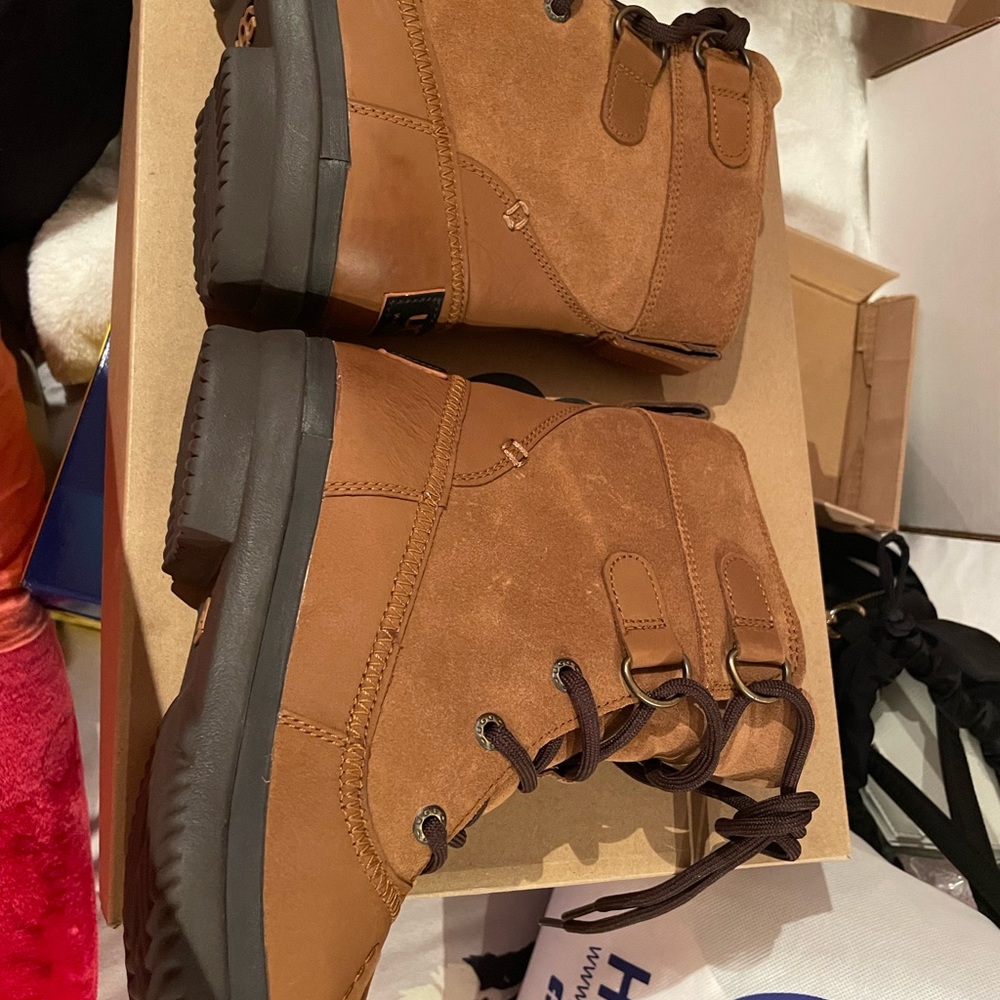 UGG Azaria boot - Picture 3 of 4